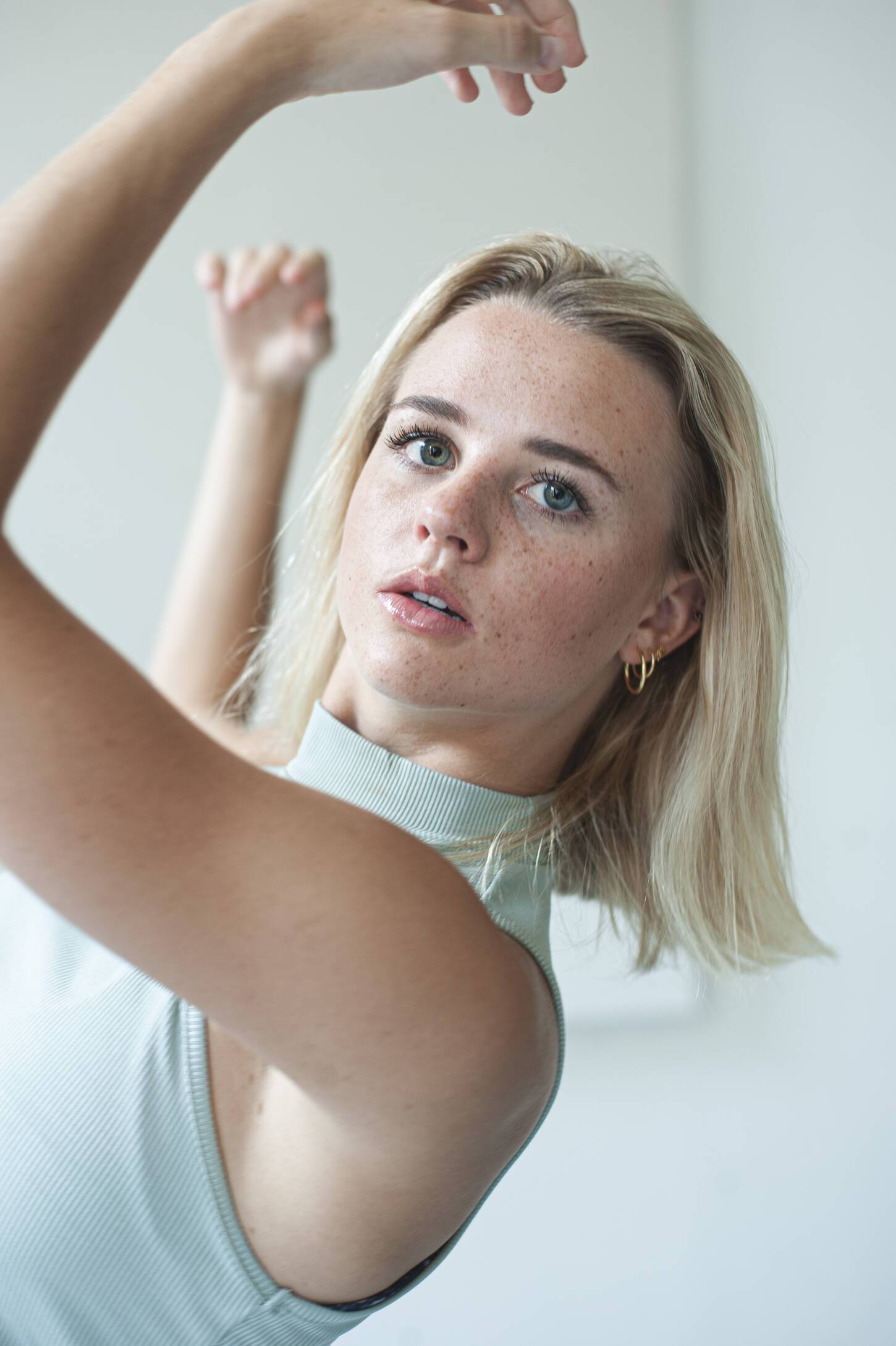 Jonge vrouw met halflang blond haar en sproeten