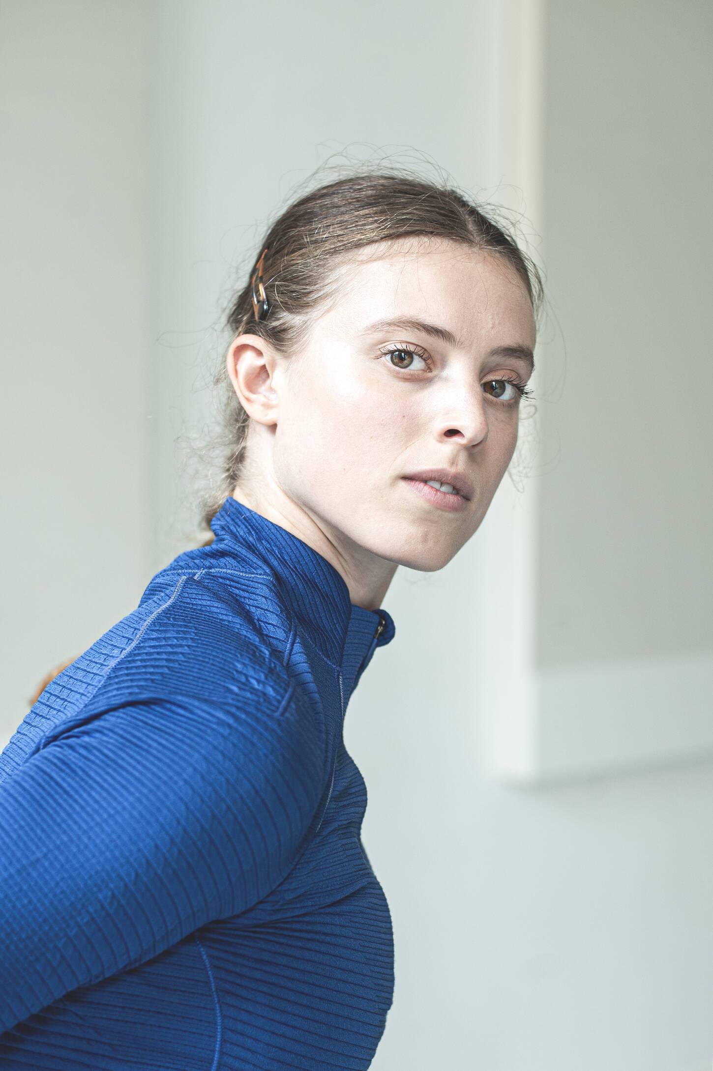 Nieuwsgierig kijkende jonge vrouw