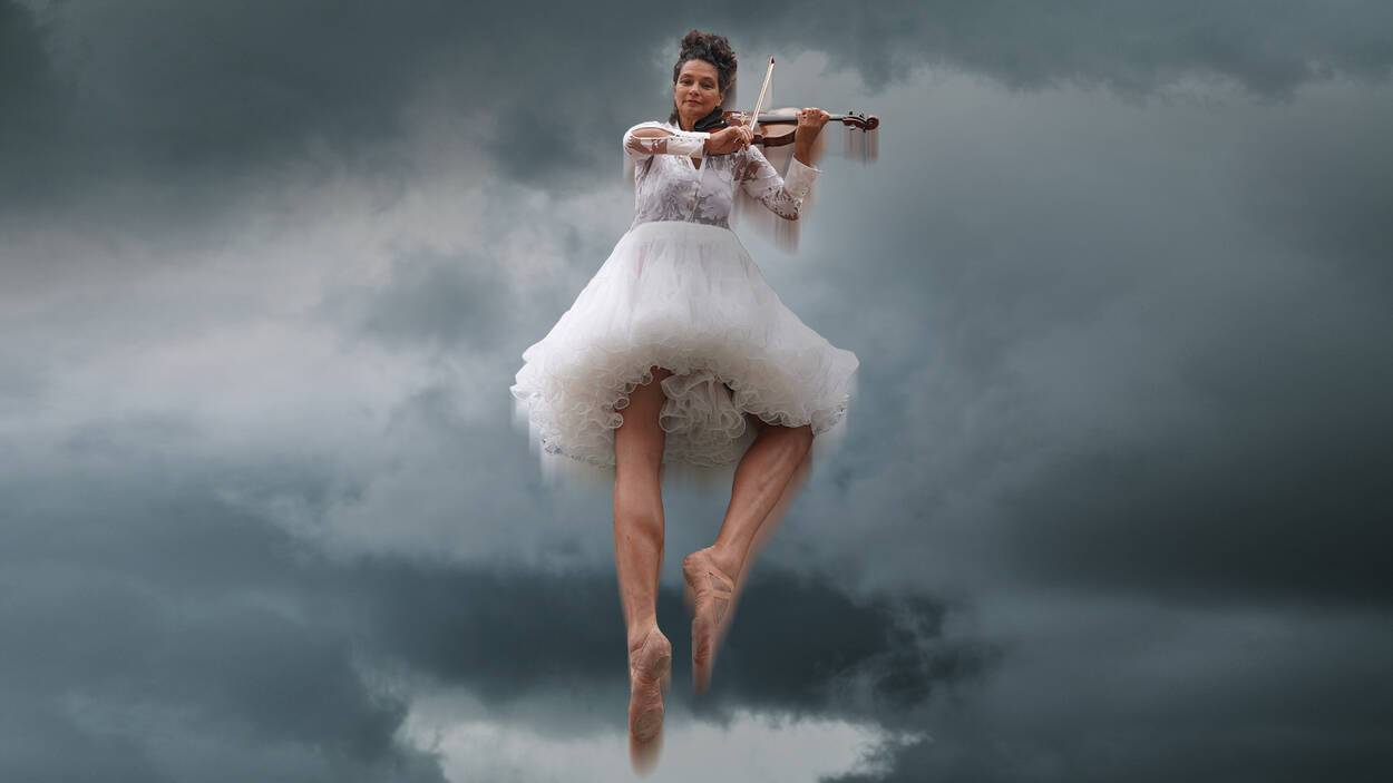 Dame met een viool die zweeft tussen de wolken met een tutu en balletschoenen aan