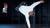 Een danser in een handstand op een hand