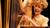 Vrouw met wilde blonde krullen op harp