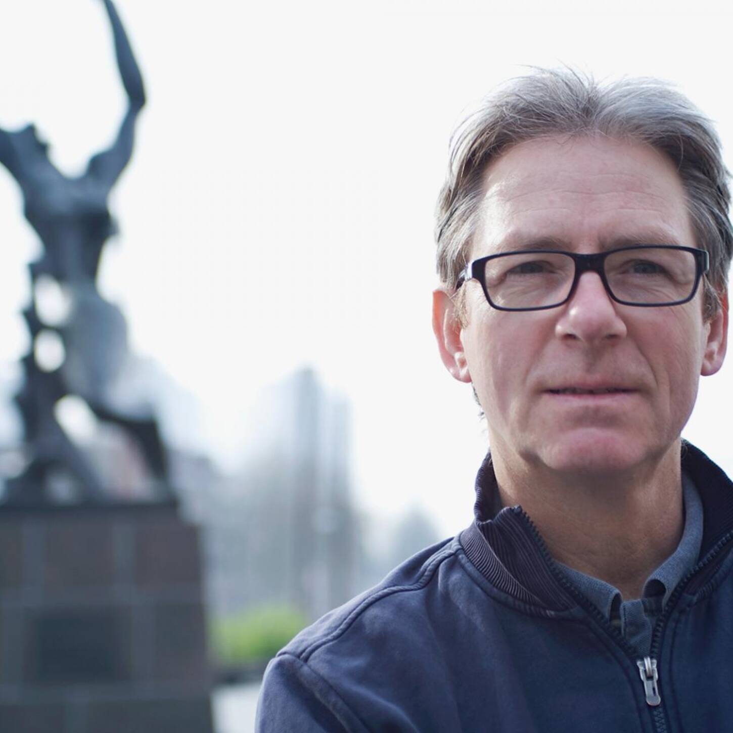 Ed Wubbe met op de achtergrond het standbeeld stad zonder hart van Zadkine (foto genomen door Bryndis Brynjolfsdottir)