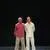Foto van twee mannen naast elkaar staand op een podium zonder decor