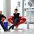 Twee personen zittend op knalrode designstoelen