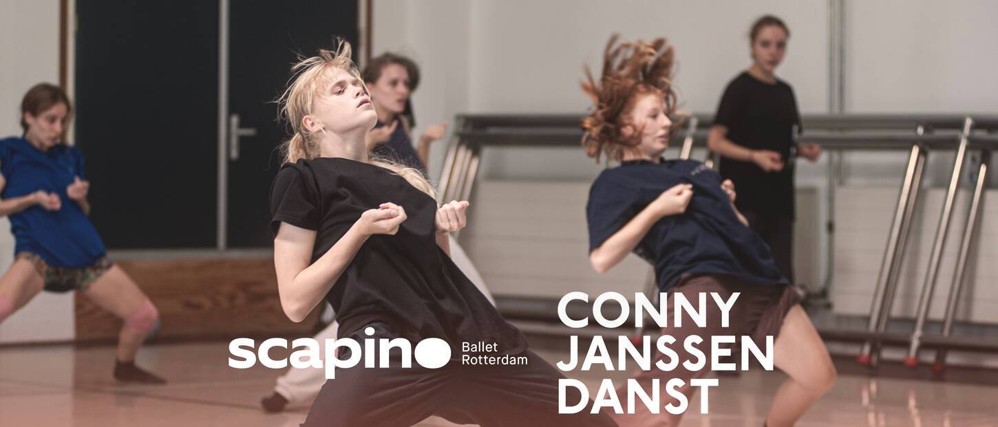 Jonge dansers in een studio in danspositie achterover gebogen