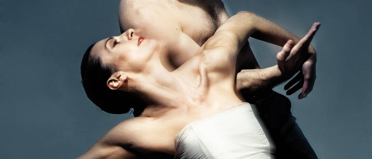 Duet van twee dansers met ontbloot bovenlichaam