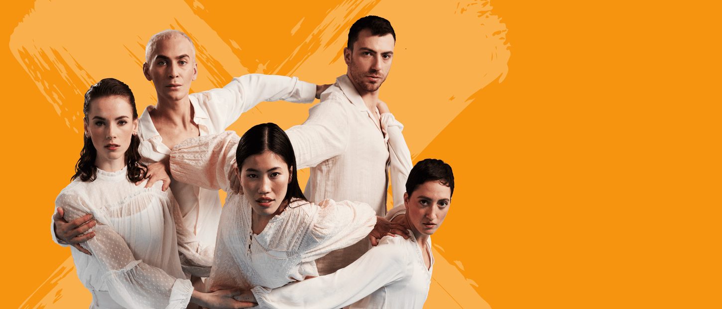 Vijf dansers in pastelkleurige kleding tegen een oranje achtergrond