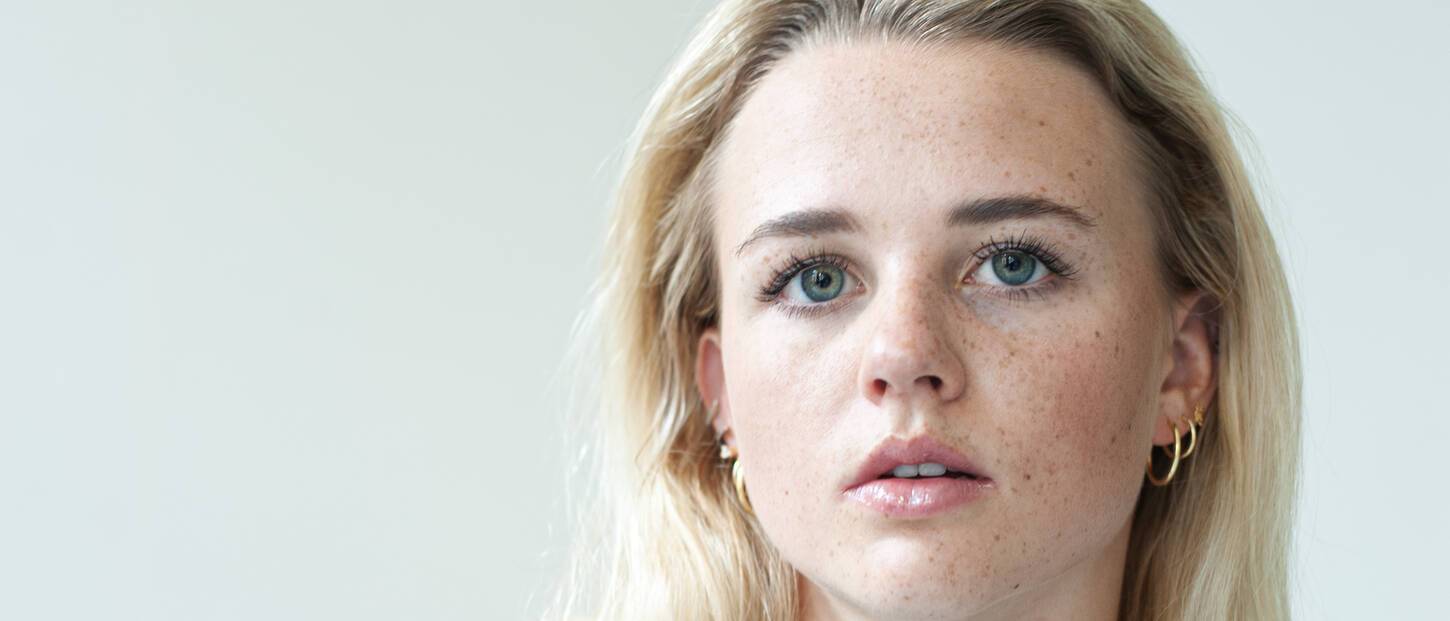 Jonge vrouw met halflang blond haar en sproeten