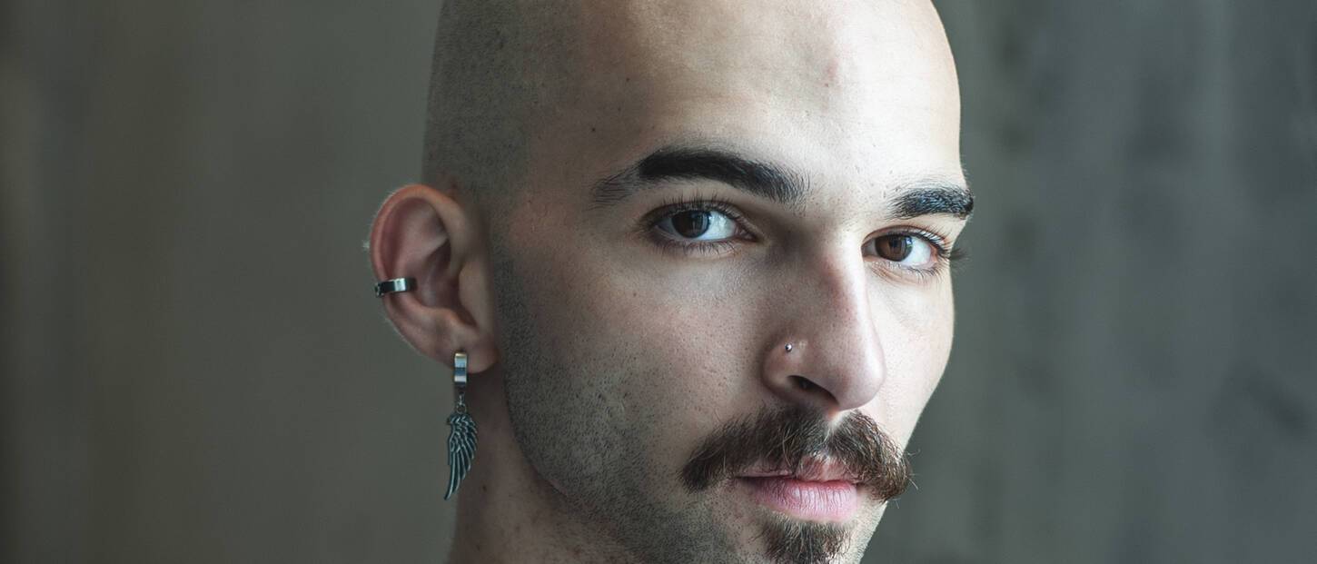 Vriendelijk lachende man met opvallende sik en snor